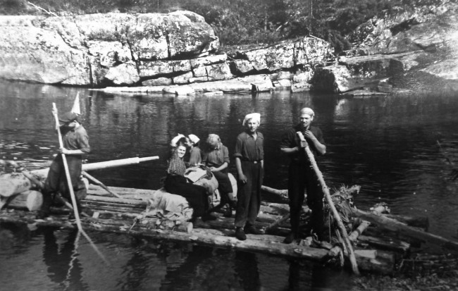 Dyatlov Pass: Juri in the center on a raft in a scarf