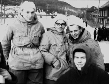 Sogrin (in a black hat) -Dubovtsev-Yakimenko-Meshtiryakov-Sedov (bottom). Photo in Ivdel before departure to the search