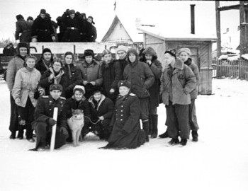 Vizhay. A group shot of servicemen with part of the Dyatlov and Blinov groups. Jan 25. (read more on the gallery page)