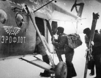 1S-02 Slobtsov group boarding helicopter (31510 123ЛО aircraft commander Pustobaev) in Ivdel. Far right - Devyatov. Photo from Feb 23. Brusnitsyn archive.