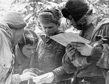 1S-05 Searchers read Ortyukov's instructions dropped in a canister and check the route with the map. From left to right: Sharavin?-Lebedev-Slobtsov-Halizov. Presumably - photo from Feb 25. Brusnitsyn archive.