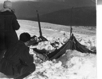1S-08 Inspection of the tent. Photo from Feb 28. Karelin-Koptelov. Brusnitsyn archive.