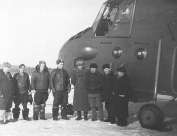 Ivdel airport, in the center helicopter commander Protyazhenko and Colonel G. Ortyukov, on the far right criminalist Lev Ivanov and next to him radio operator Egor Nevolin