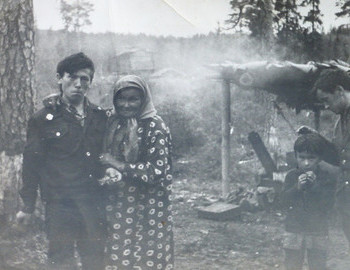 Roman Anyamov and Varvara Kuzmovna Bahtiyarova, Labaz in the background
